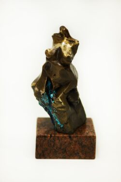 Rzeźba z brązu patynowanego przedstawiająca postać Wenus. Rzeźba na granitowej podstawie.