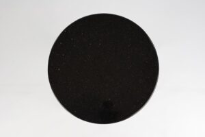 Czarny blat z granitu Star Galaxy. Na pierwszym planie jest kolor czarny, który pokryty jest fragmentami różnorodnych punkcików w kolorze srebra