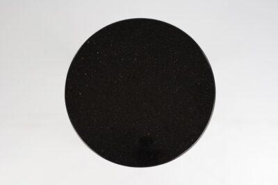 Czarny blat z granitu Star Galaxy. Na pierwszym planie jest kolor czarny, który pokryty jest fragmentami różnorodnych punkcików w kolorze srebra