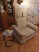 Stolik boczny do fotela - SLEEK (Carrara Bianco). Stolik z blatem z białego marmuru w salonie.