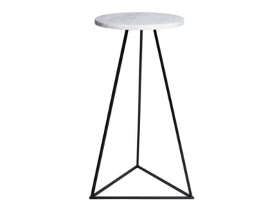Stolik pomocniczy boczny - Triangle, blat biały z marmuru Carrara Bianco, nogi czarne metalowe w ułożeniu trójkątnym.