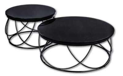 Zestaw dwóch stolików kawowych - PLAITED (Star Galaxy). Blaty stolików wykonane są z czarnego granitu. Stoliki posiadają czarne ozdobne, metalowe nogi malowane proszkowo.